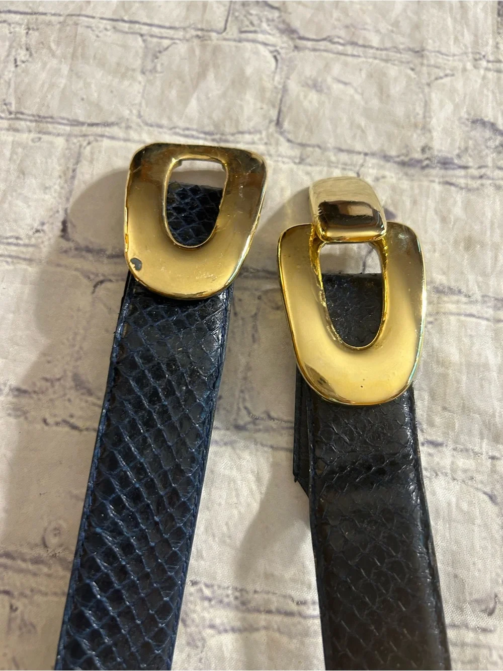 MORGAN TAYLOR VINTAGE BLACK SNAKESKIN SCULPTURAL GOLD TONE INTERLOCK BUCKLE BELT